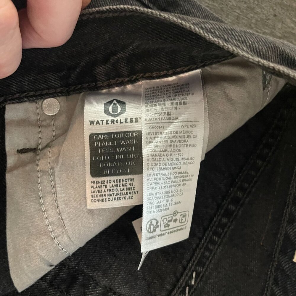 New Levi's Premium Wedgie Straight Waterless Black Distressed Knee Jean, Size 30 - Picture 5 of 14